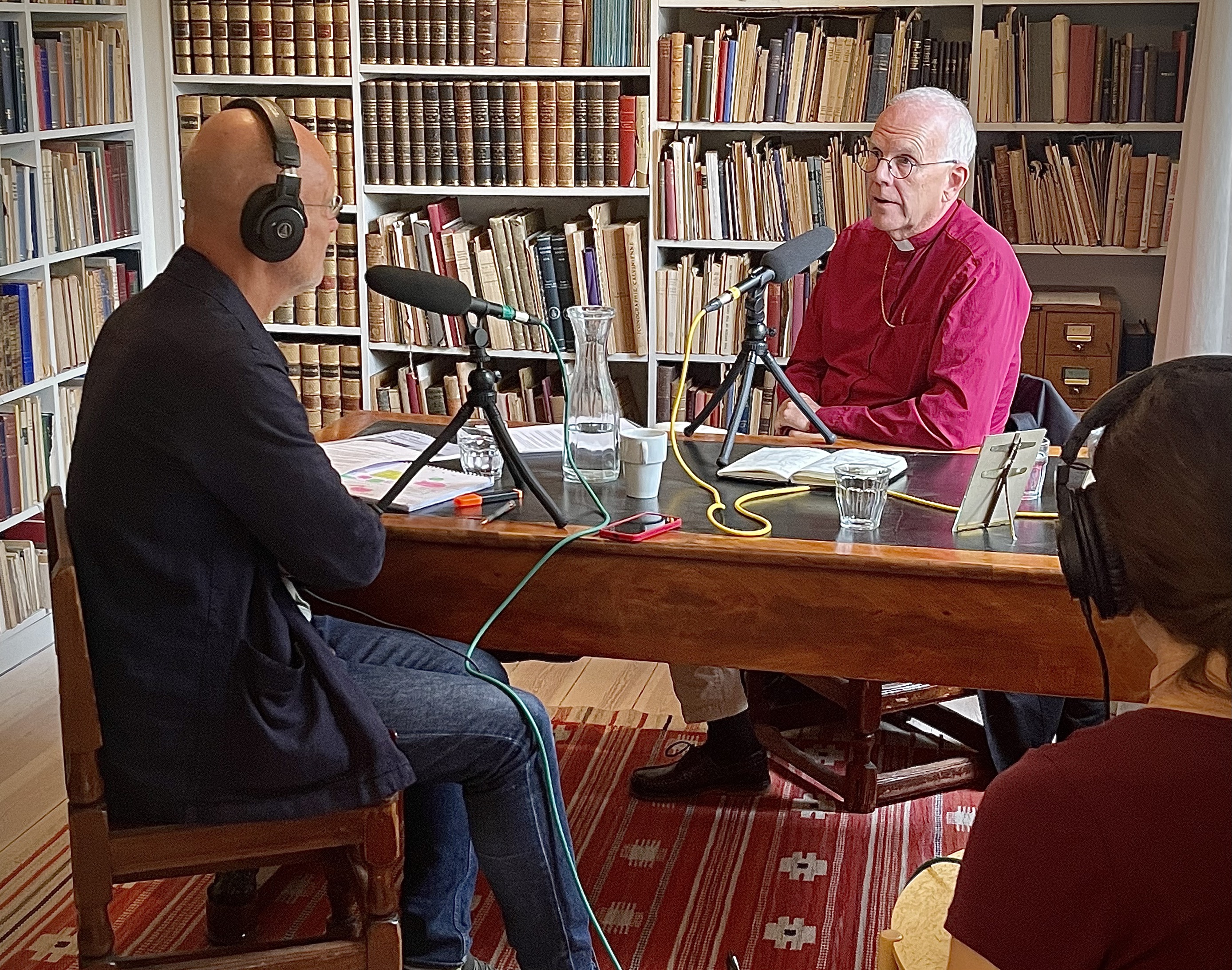 Ärkebiskop Martin Modéus sitter i ett rum och spelar in en podcast.