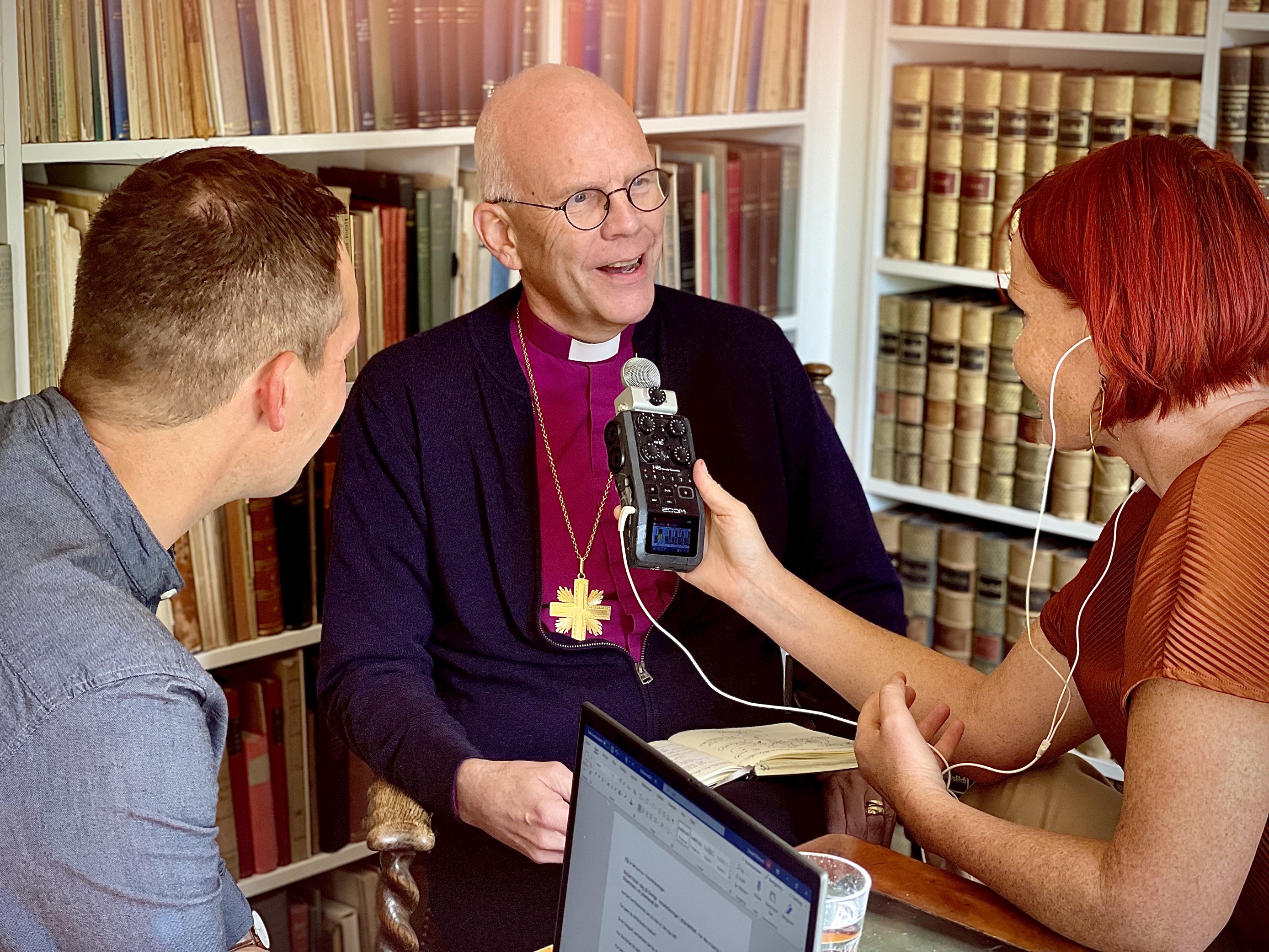 Ärkebiskop Martin Modéus blir intervjuad i ett rum fyllt av bokhyllor.