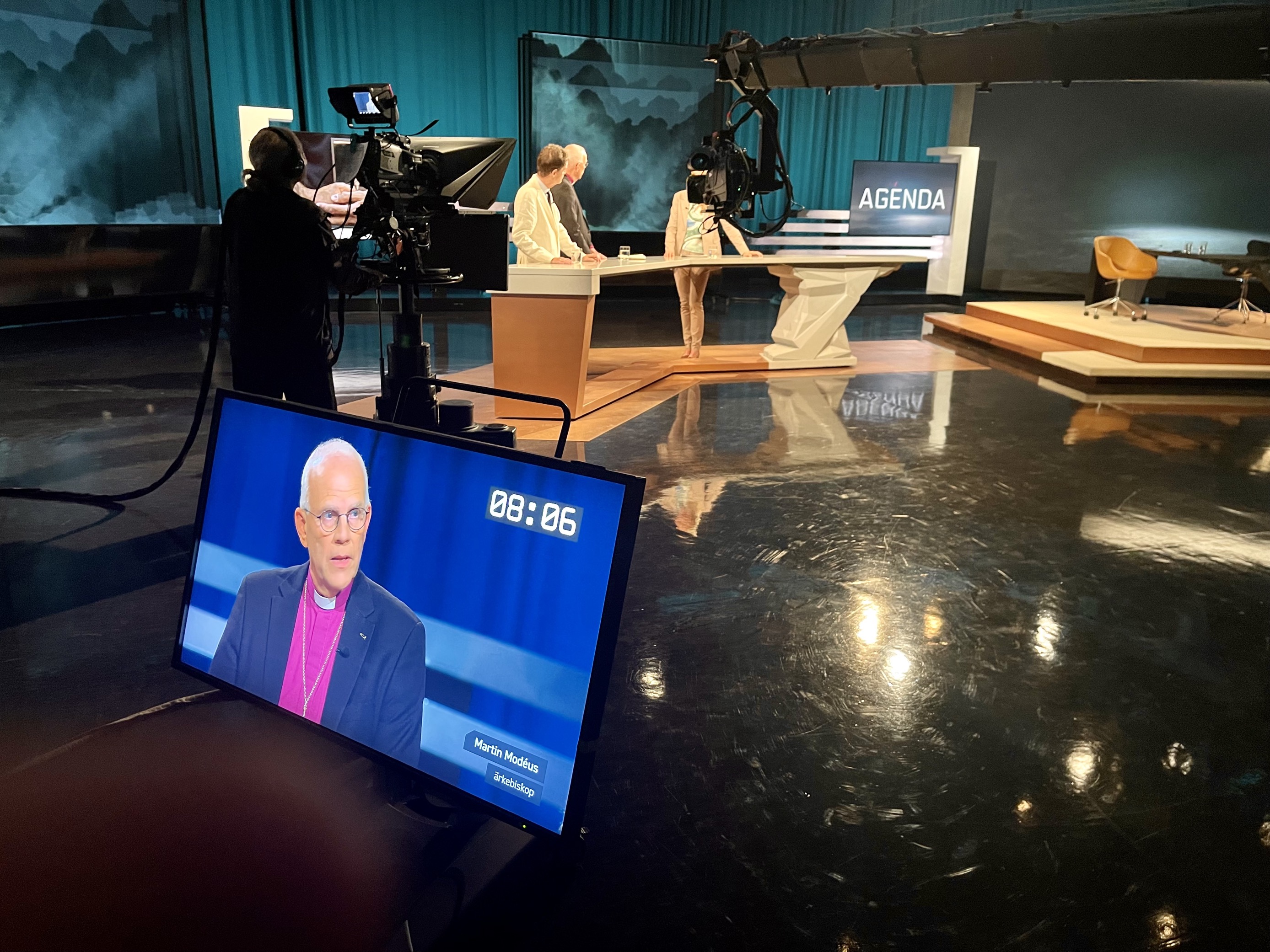 Ärkebiskop Martin Modéus intervjuas av SVT:s Agenda i en TV-studio.