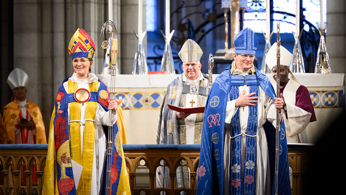 Tre biskopar i liturgisk kläder.