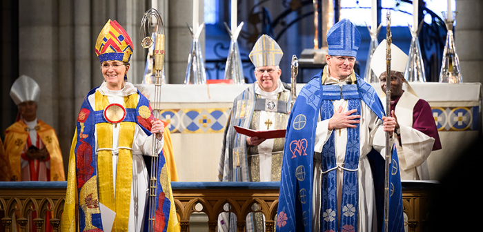 Tre biskopar i liturgisk kläder.
