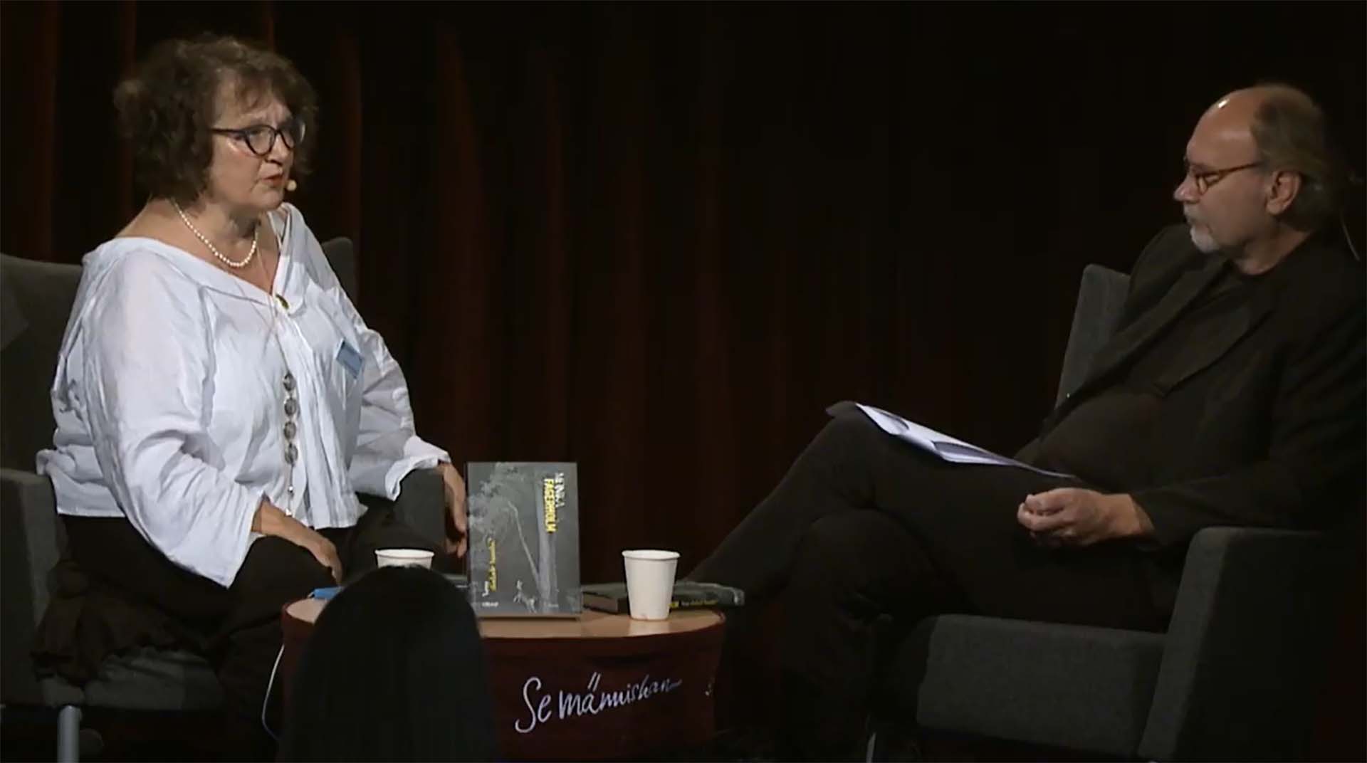 Monika Fagerholm och Dan-Erik Sahlberg samtalar.