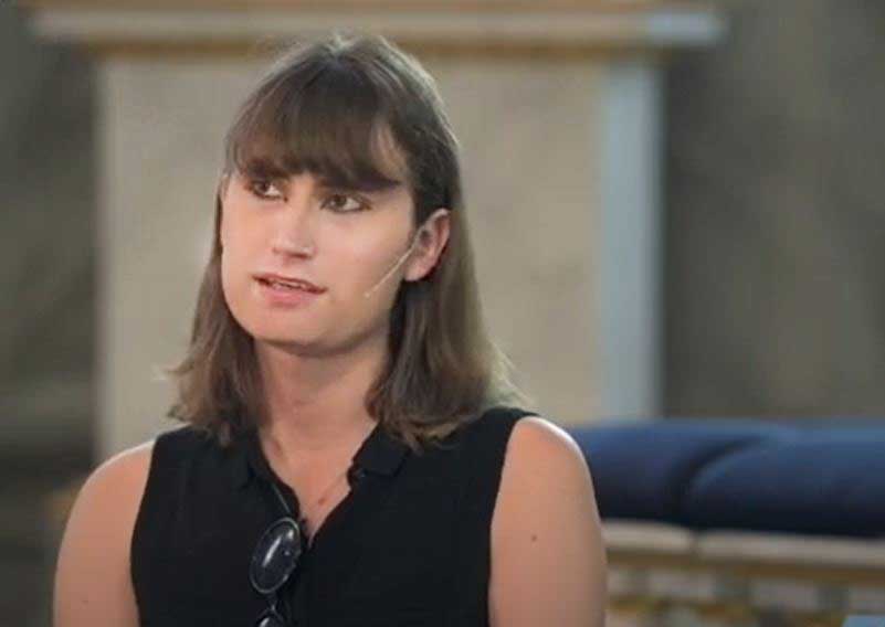 Kvinna tittar eftertänksamt upp.