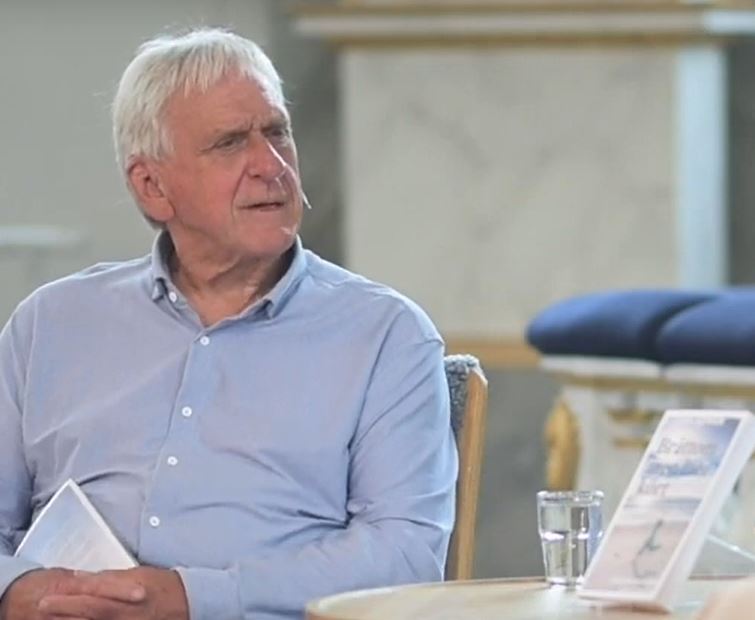 Man sitter i kyrkan och tittar åt höger.