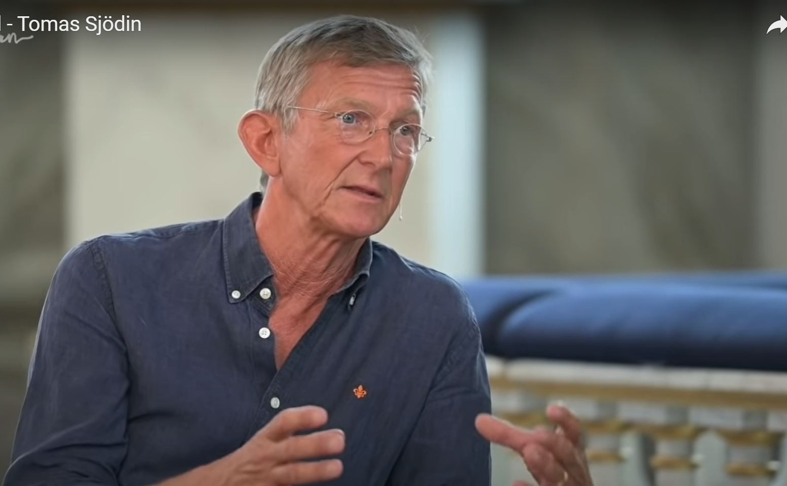 Man sitter o pratar framför en altaring.