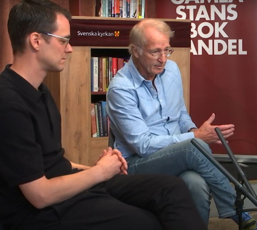 Två män sitter i bokhandel.