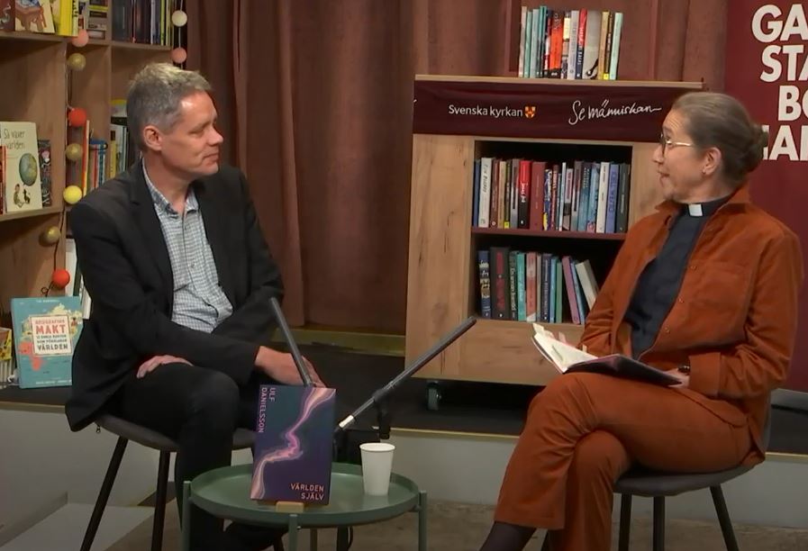 Man och kvinna sitter mittemot varandra och samtalar.