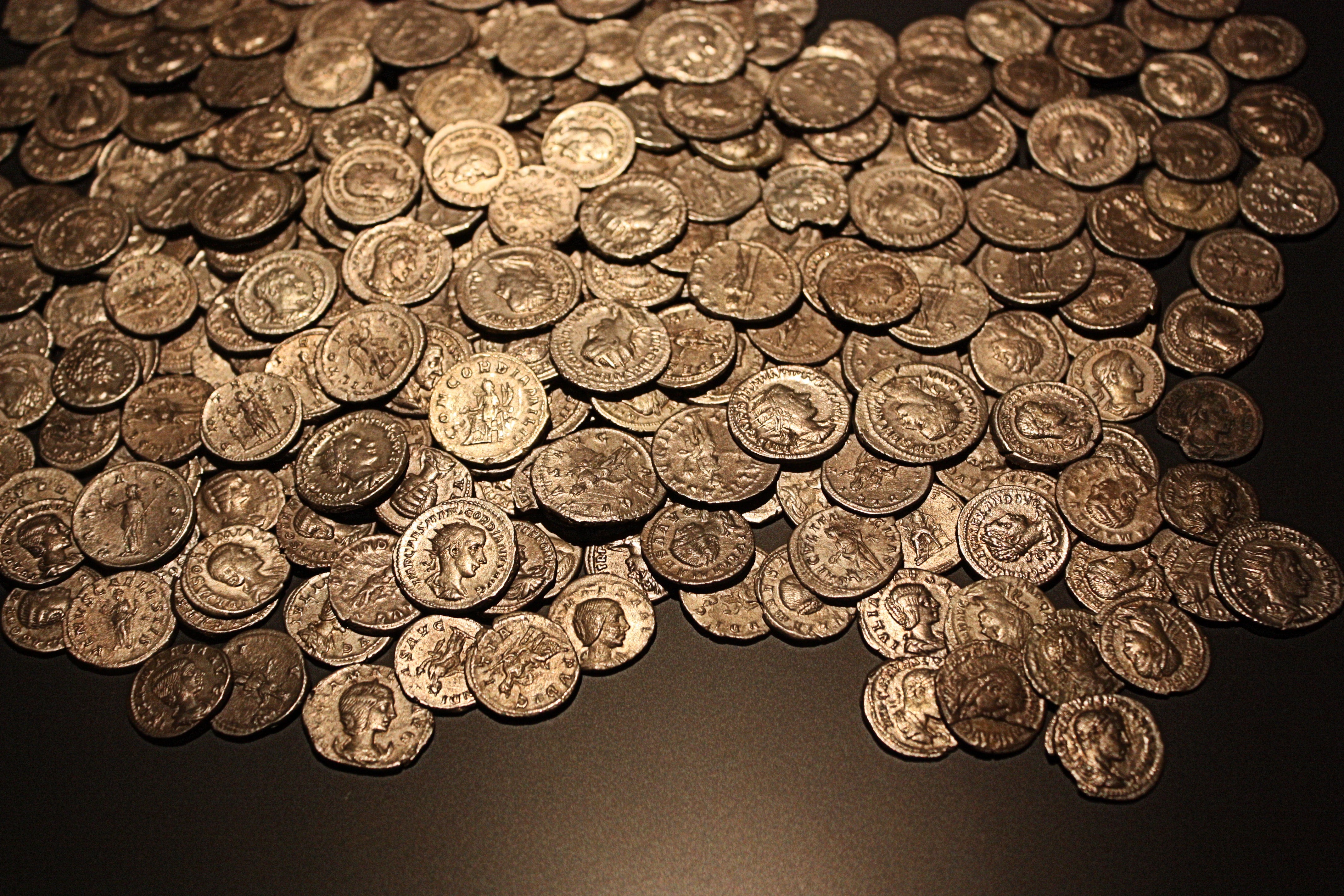 En hög med gamla romerska mynt.