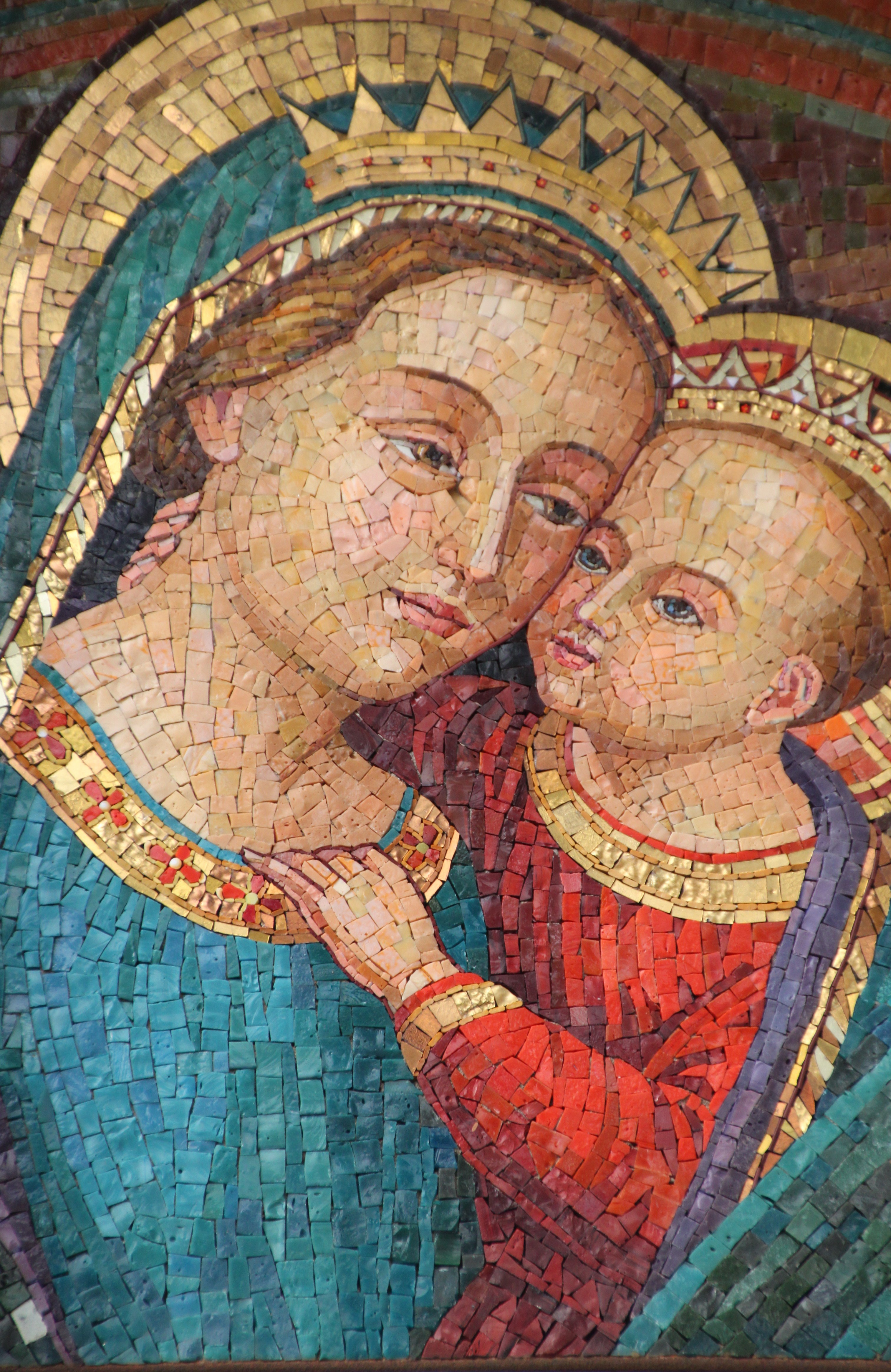 En mosaikbild föreställande Maria och Jesusbarnet.
