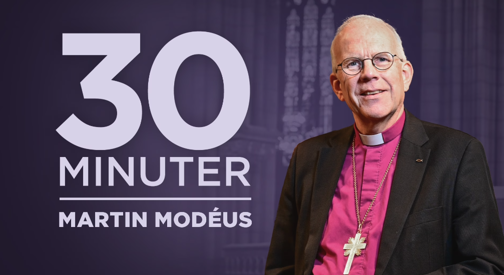 En bild på Martin Modéus i lila biskopsskjorta och texten 30 minuter i bakgrunden.