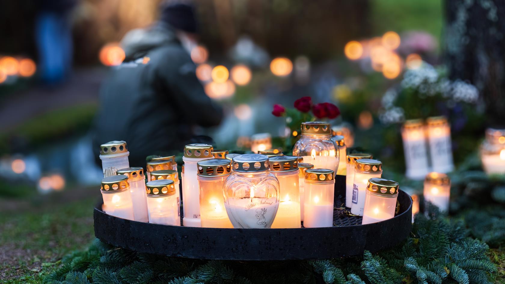 Ljus som glimmar vid Berthåga kyrkogårds minneslund.