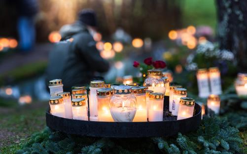 Ljus som glimmar vid Berthåga kyrkogårds minneslund.