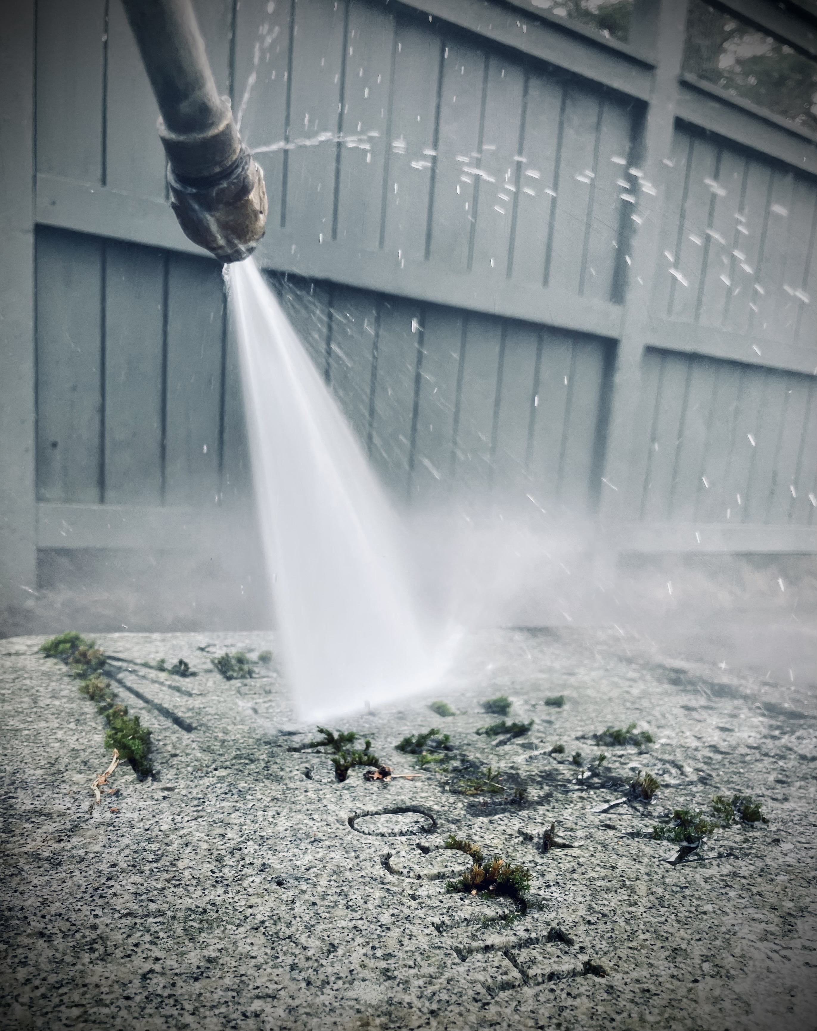 Kyrkogårdsvaktmästare Andreas Hertelendy tvättar gravstenar