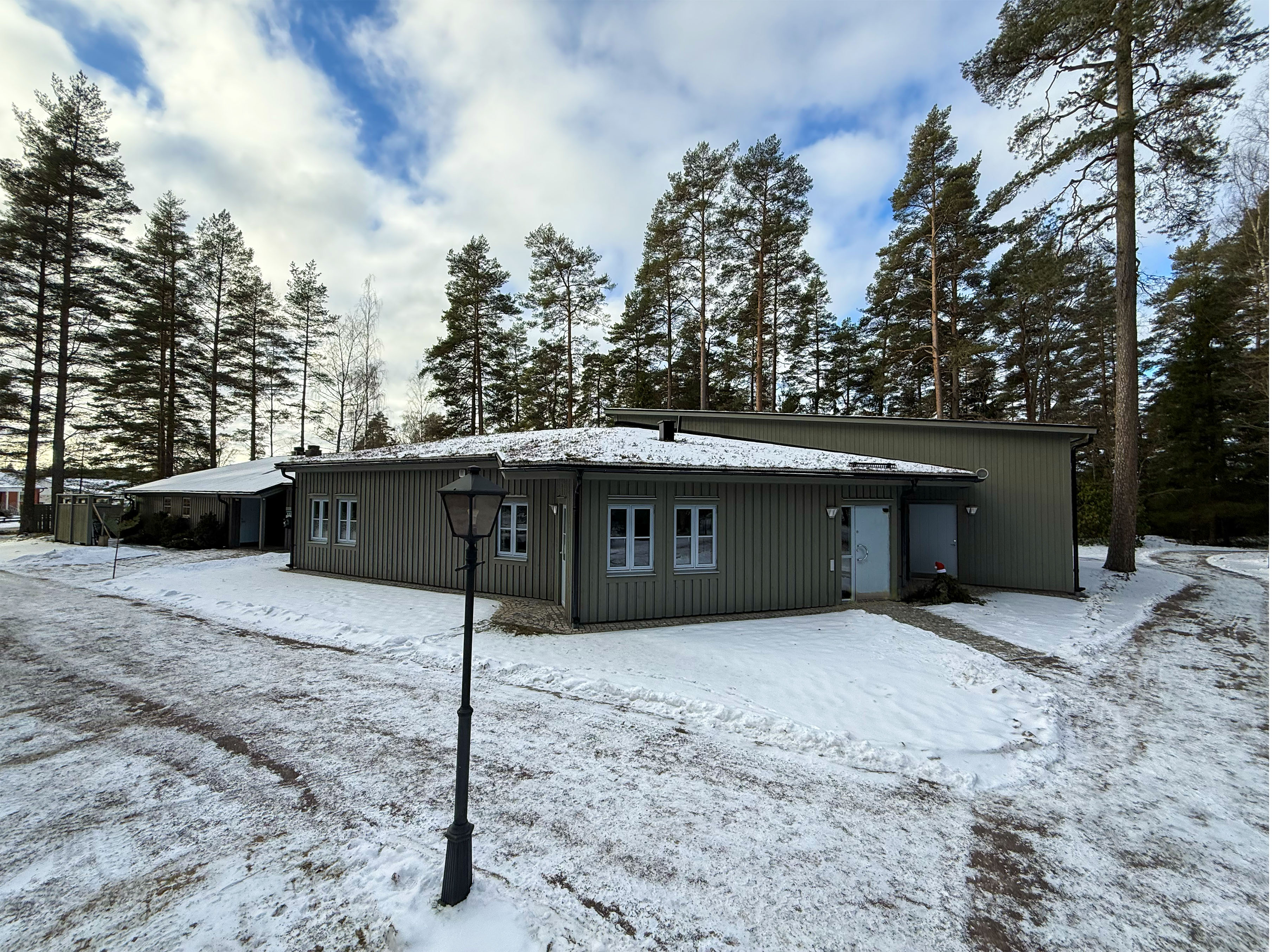 Den utbyggda delen av ekonomibyggnaden på Norrahammars kyrkogård i vintermiljö