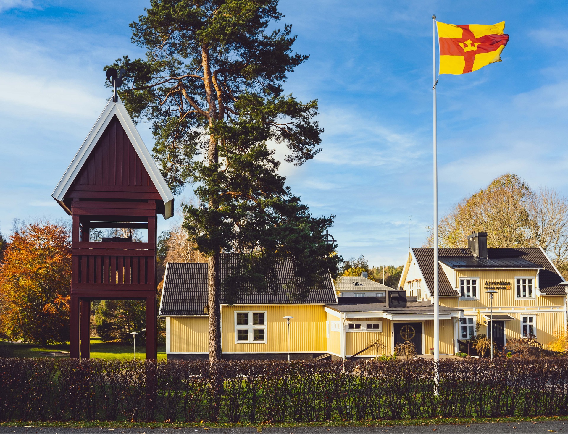 Kyrkvillan med klockstapel och flaggstång