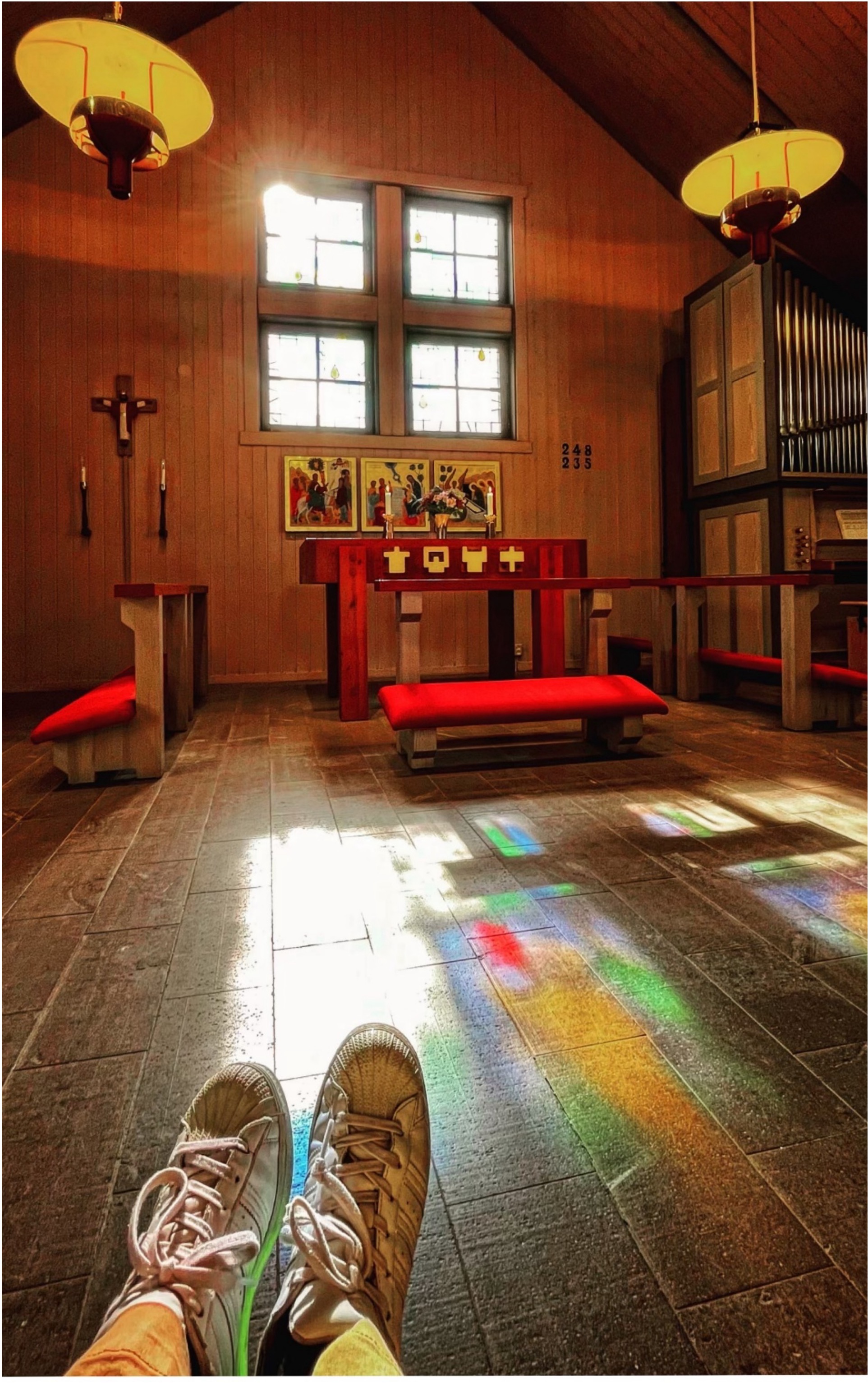 Fötter i förgrunden i Kyrkvillans kyrksal