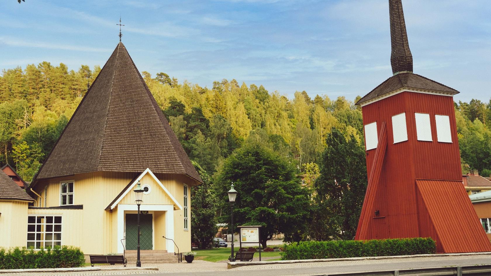 Norrahammars kyrka med klockstapel