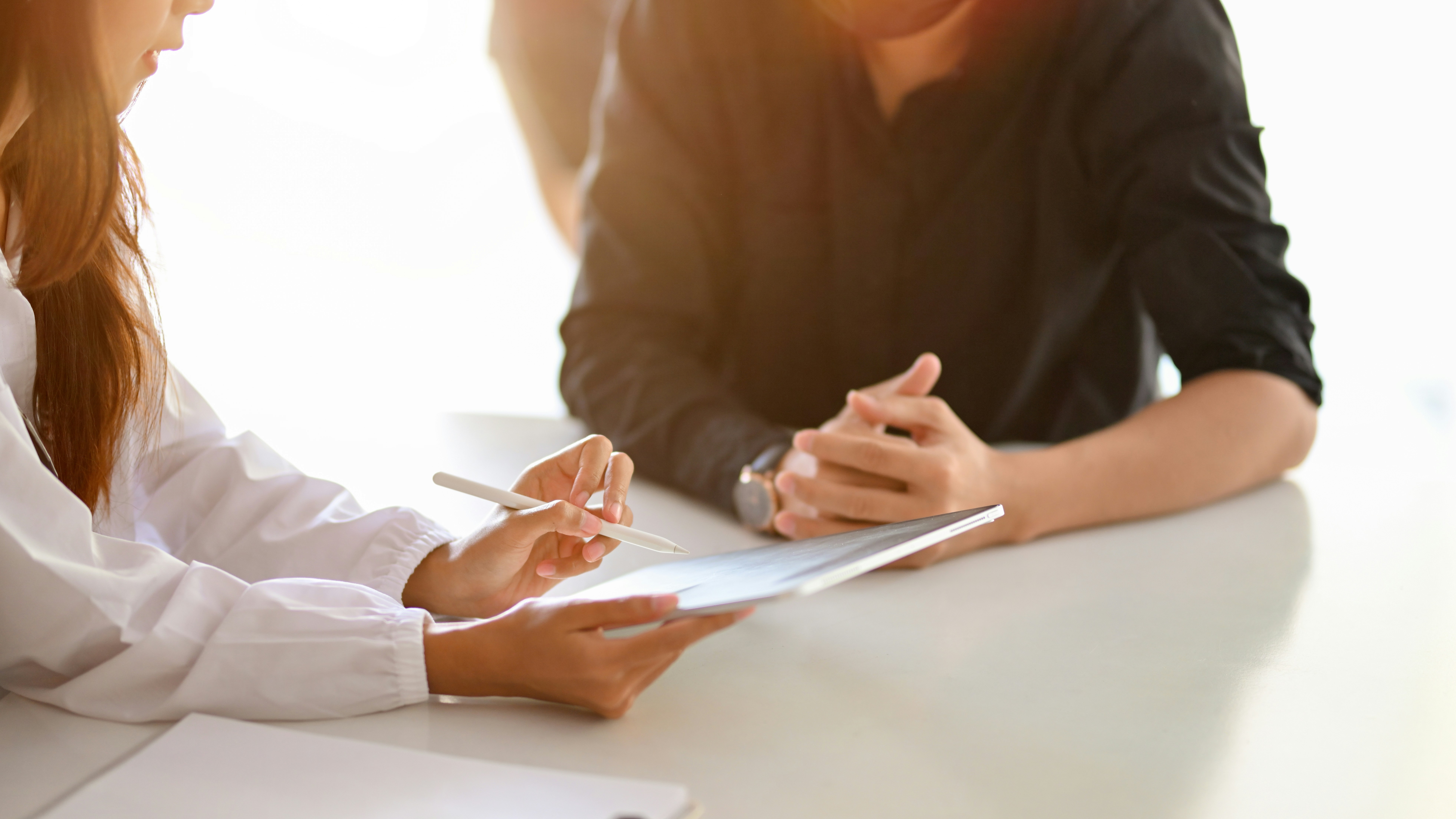 Två personer som tittar på en surfplatta