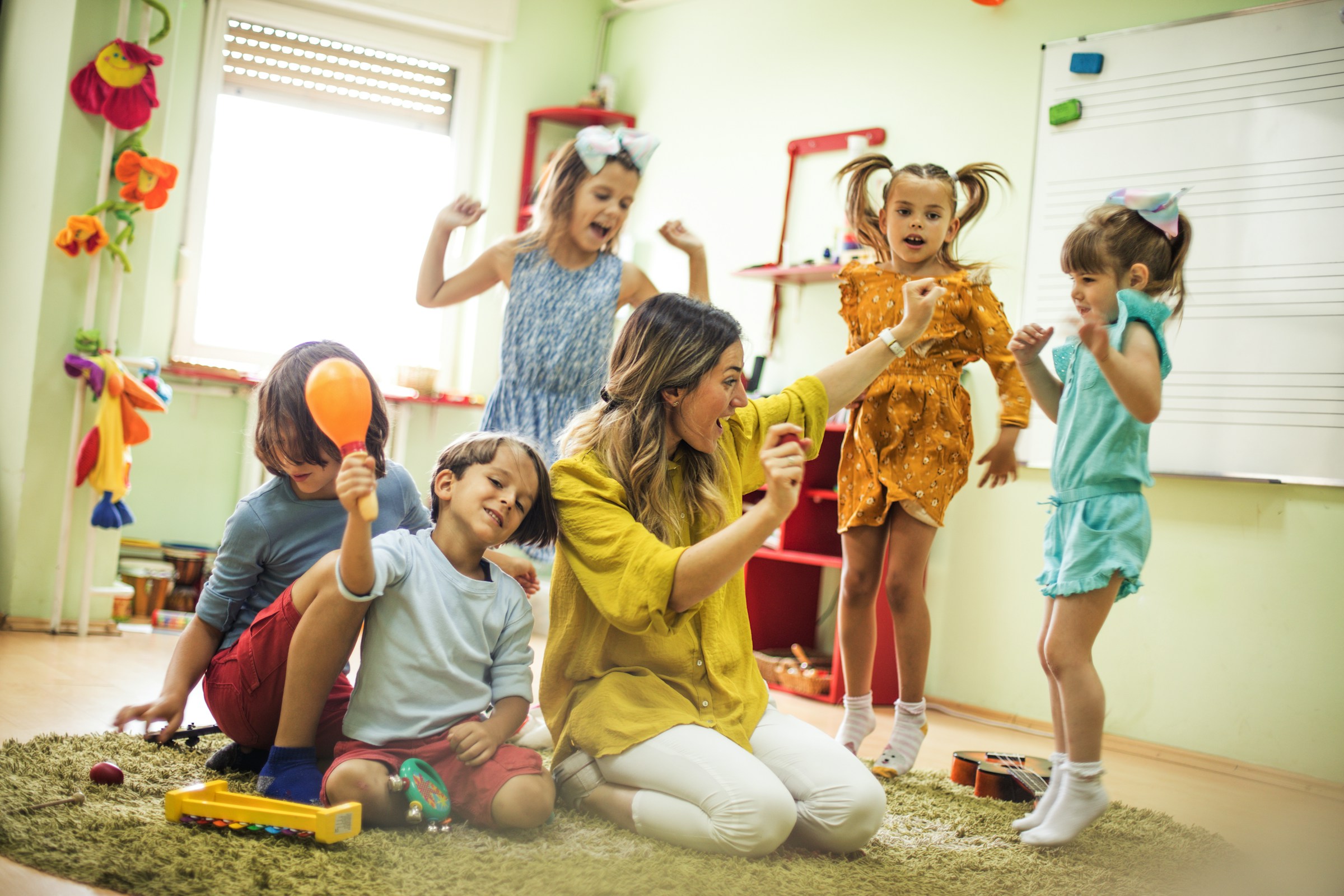 Barn och lärare som dansar tillsammans