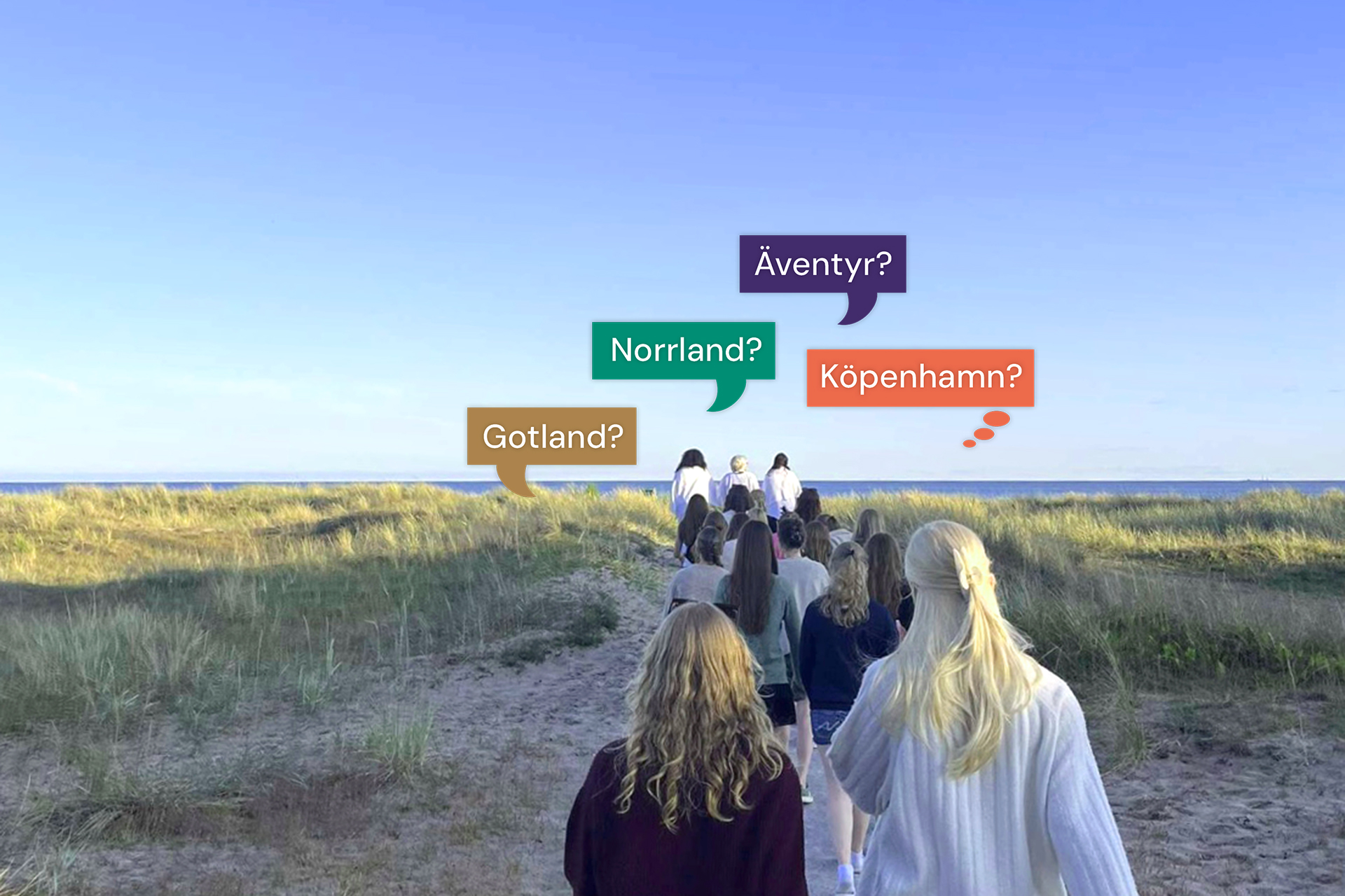 Ungdomar sedda bakifrån vandrar mot stranden under blå kvällshimmel