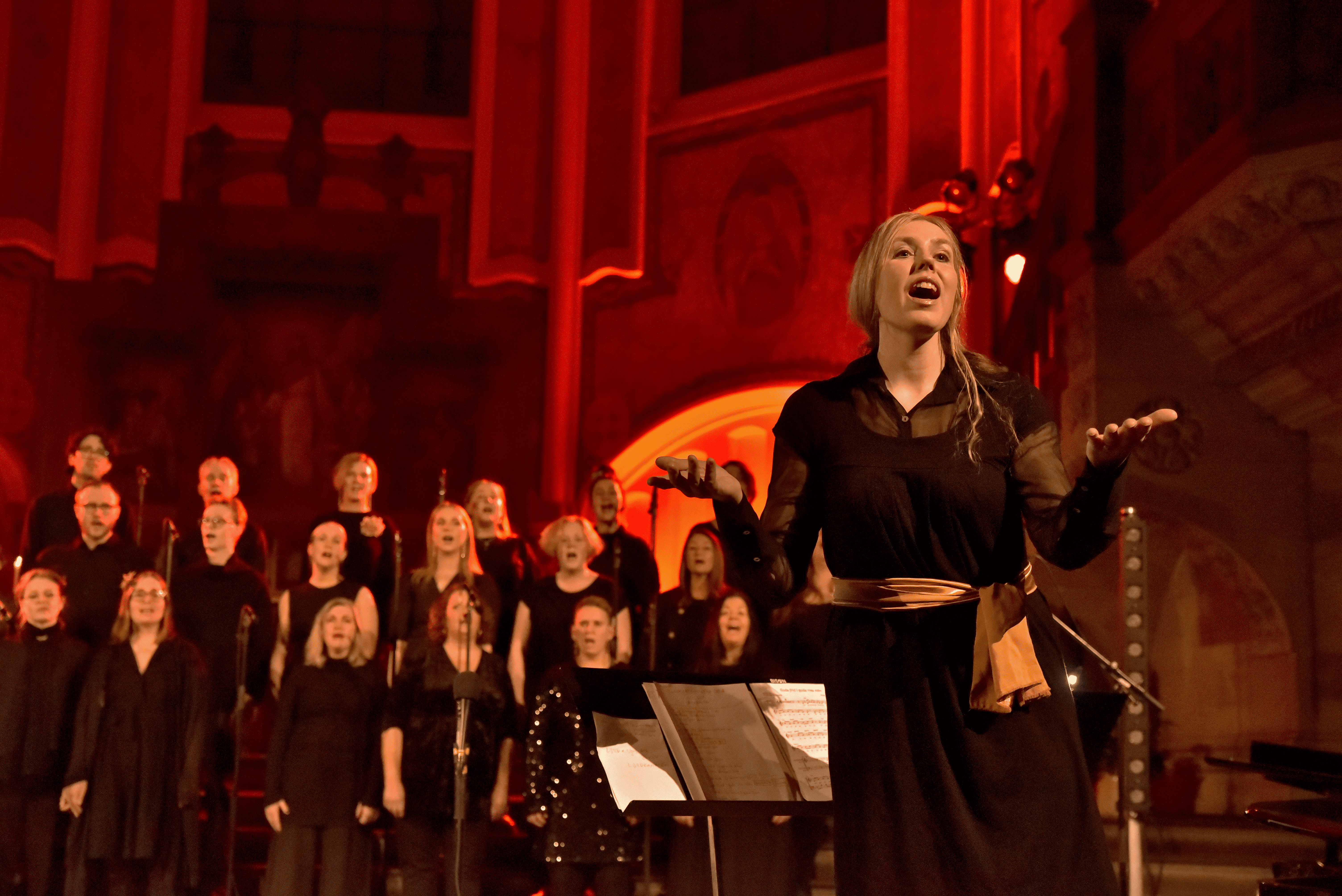 Gospel Rose Choir och körledare Rebecka Dahlqvist.