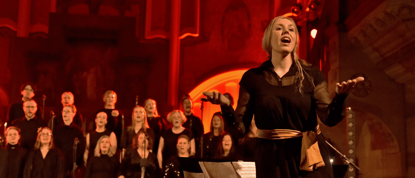 Gospel Rose Choir och körledare Rebecka Dahlqvist.