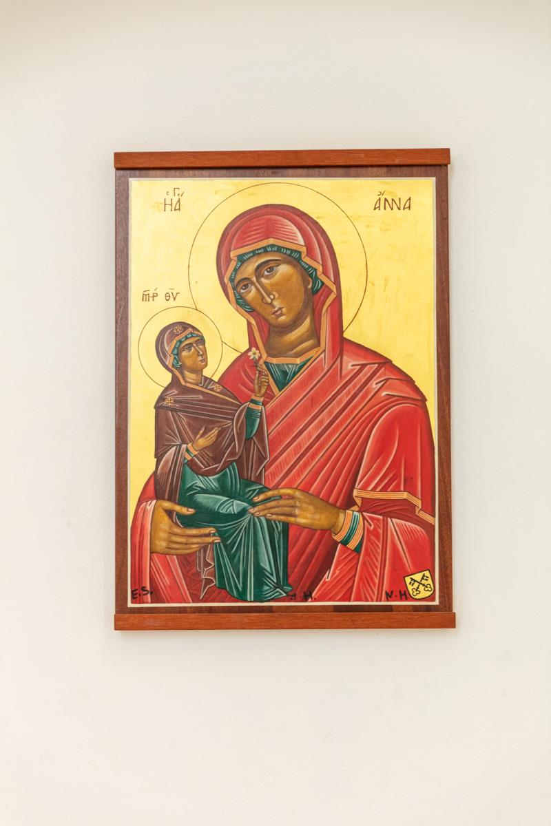 Ikonmålning föreställande S:ta Anna med jungfru Maria i sin famn. Målningen är gjord i röda och guldiga toner.