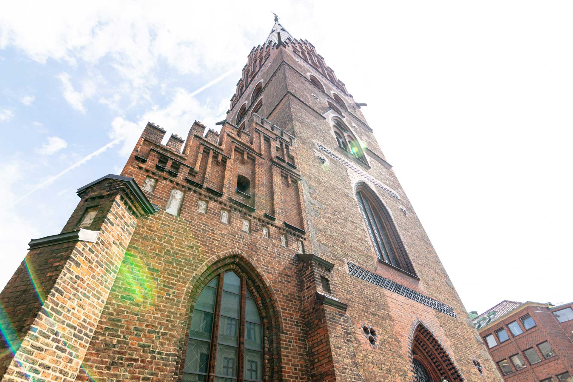 Tornet och ingången till S:t Petri kyrka fotograferade ur ett grodperspektiv.