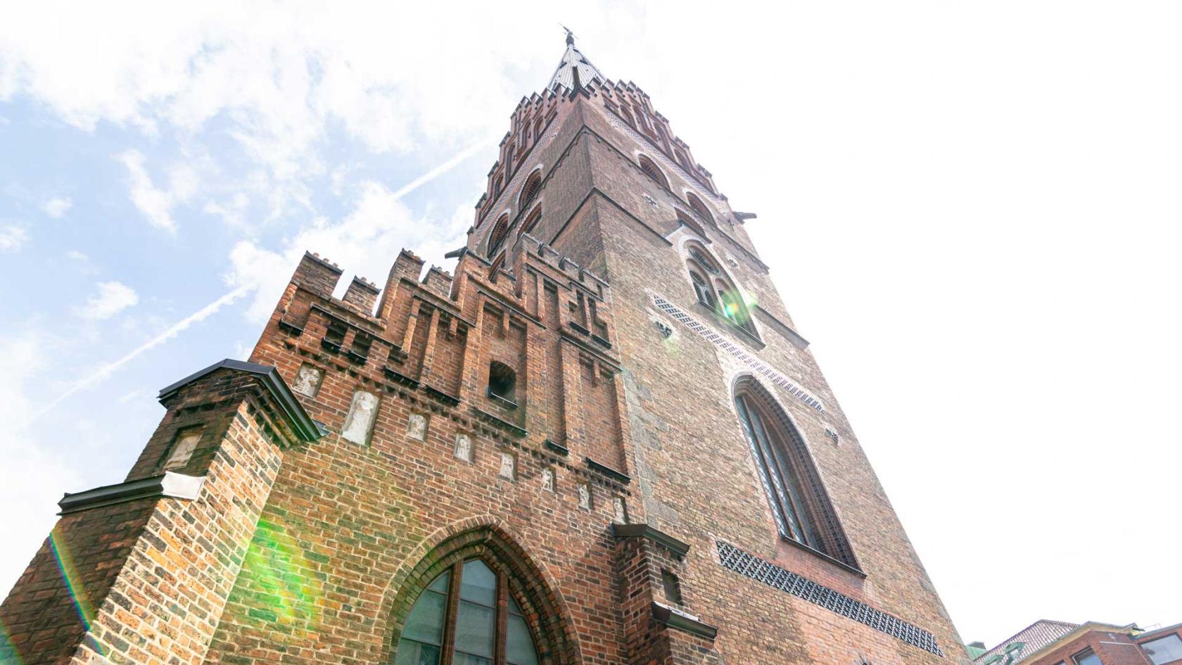 Tornet och ingången till S:t Petri kyrka fotograferade ur ett grodperspektiv.