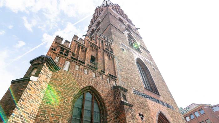 Tornet och ingången till S:t Petri kyrka fotograferade ur ett grodperspektiv.