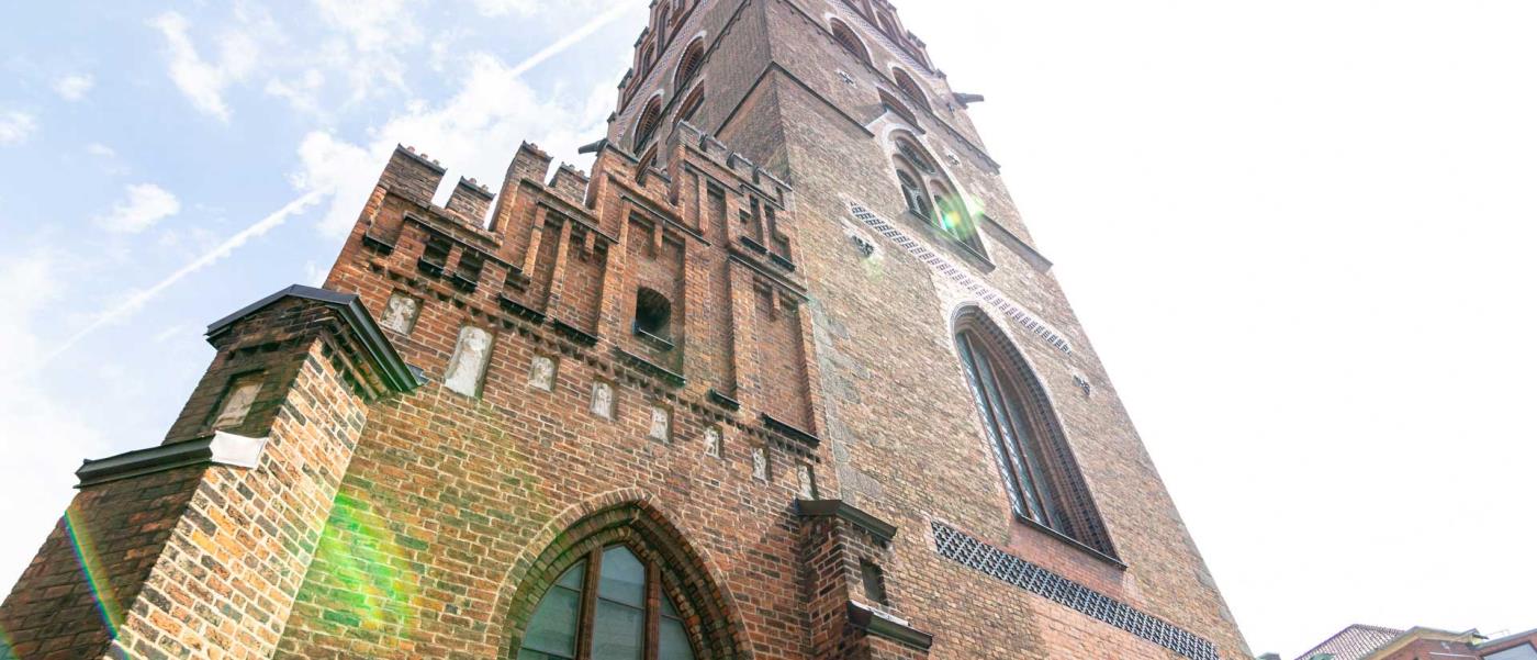 Tornet och ingången till S:t Petri kyrka fotograferade ur ett grodperspektiv.