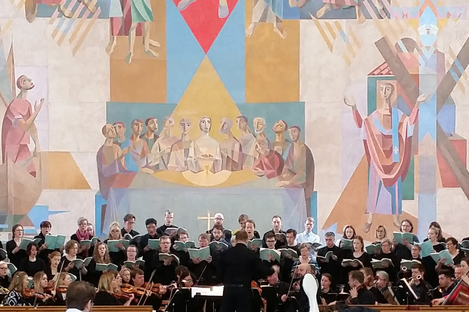 Stor kör, orkester och dirigent.