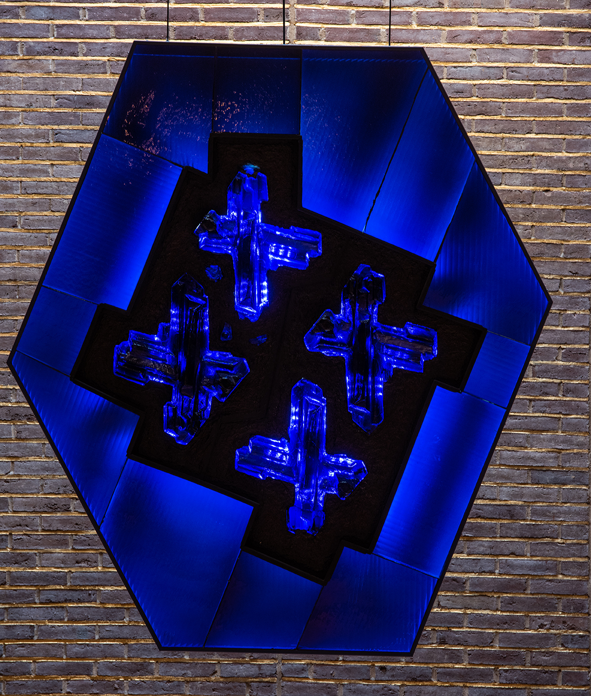 Hängande blå glasrelief ovanför altaret i S:t Mikaels kyrka 