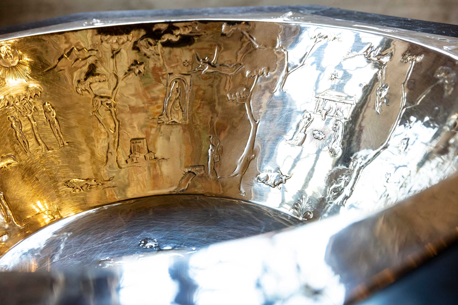 Silverskål med mönster i närbild.