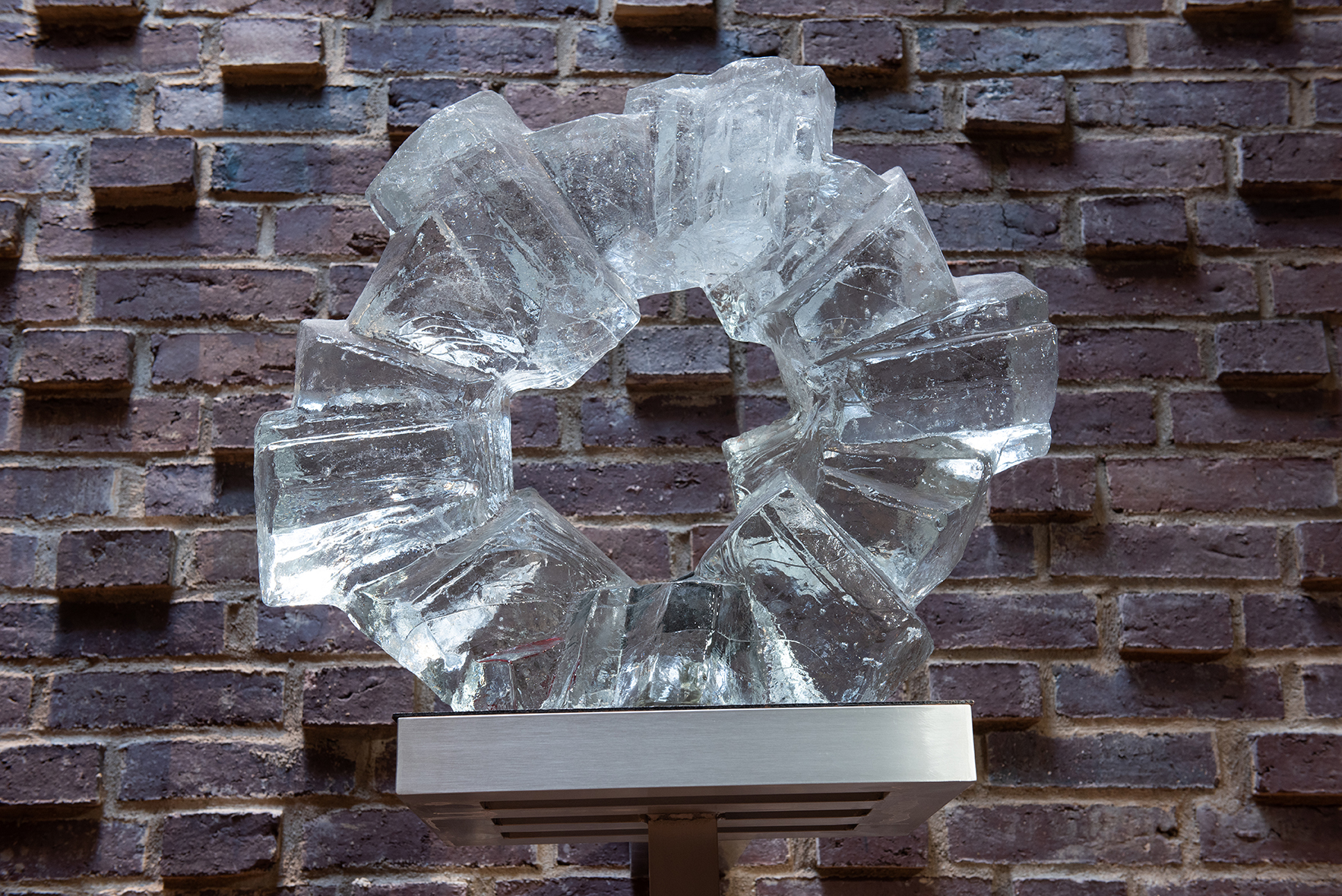 Glasskulpturen ”Corona”, sedd fframifrån, som finns i kapelldelen av kyrkan är av Edwin Öhrström. 