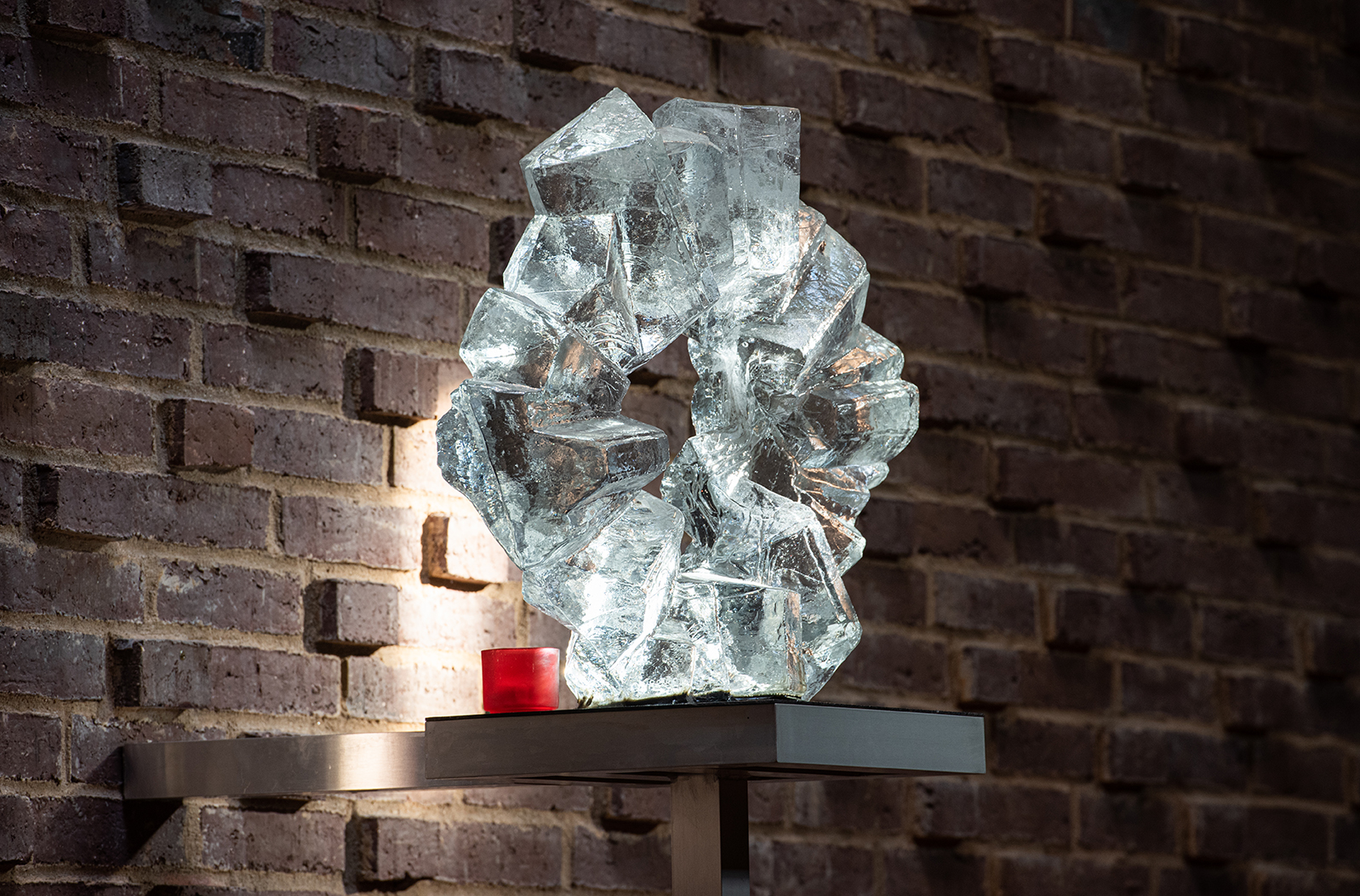 Glasskulpturen ”Corona”, sedd från sidan,  som finns i kapelldelen av kyrkan är av Edwin Öhrström. 