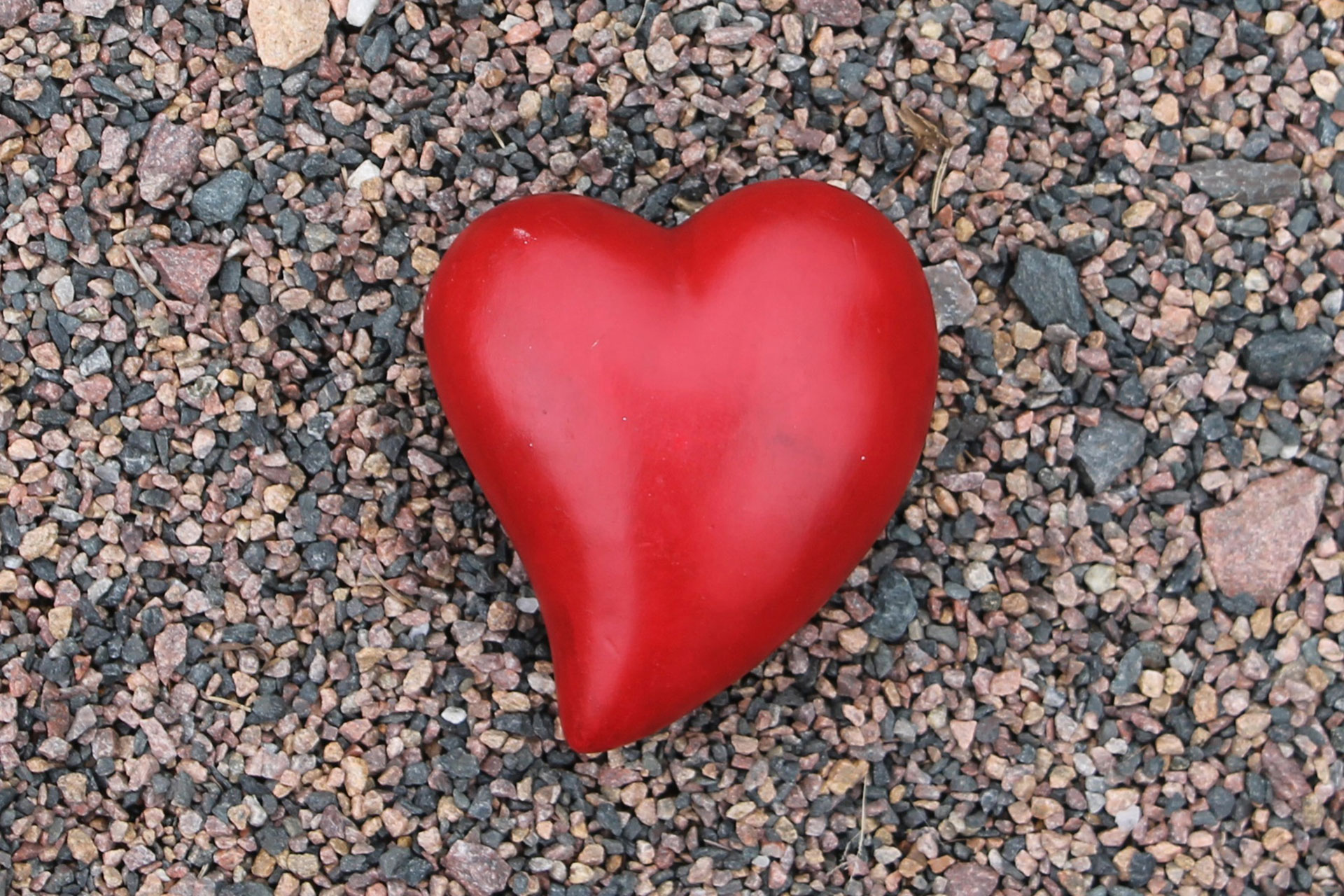 Rött keramikhjärta på singel