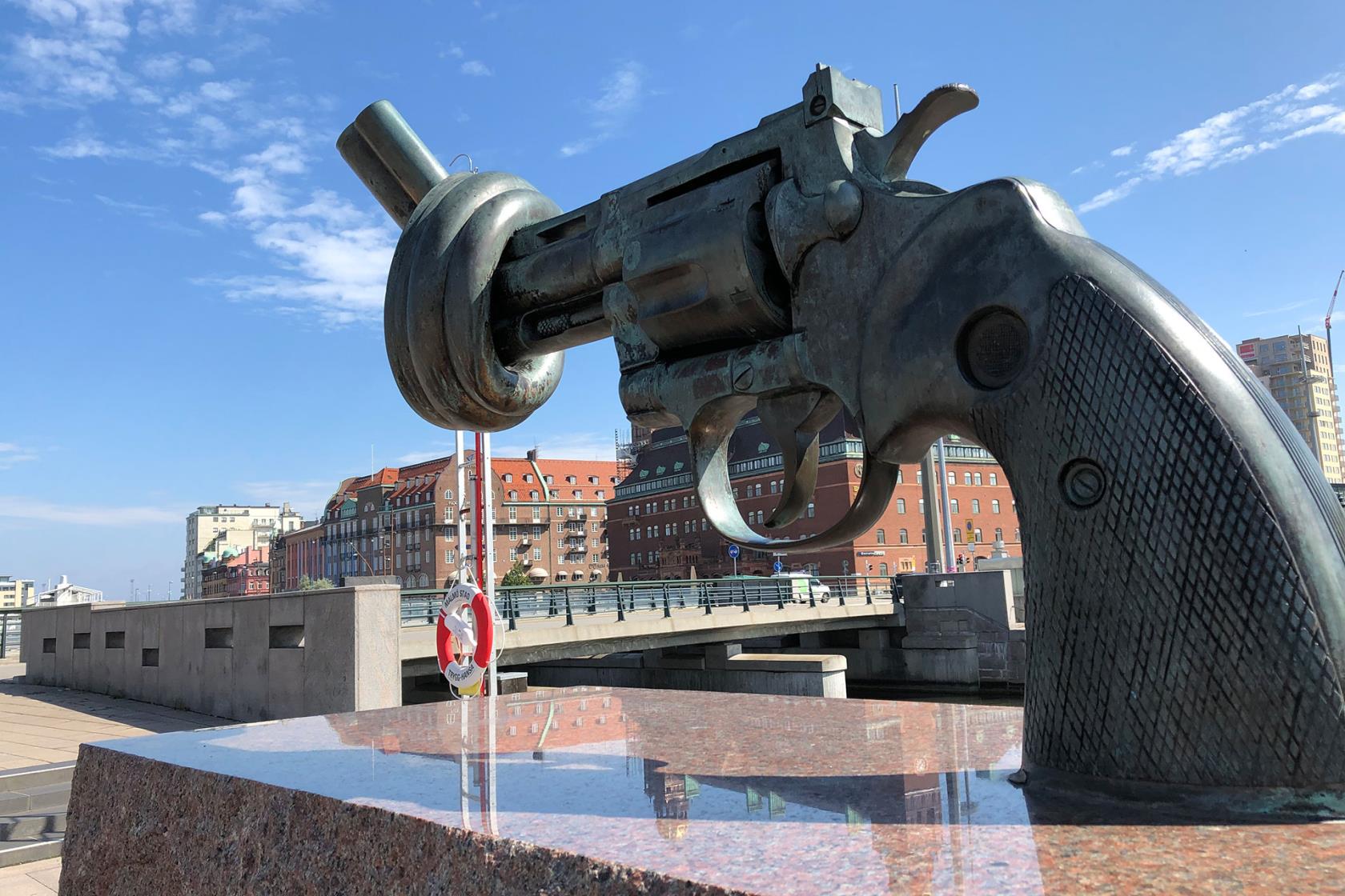 Skulptur föreställande en knuten pistol.