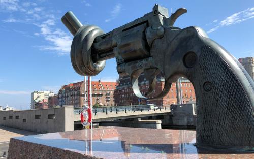 Skulptur föreställande en knuten pistol.