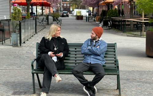 Kristina Klingberg och Johannes Witkowsky sitter på en bänk