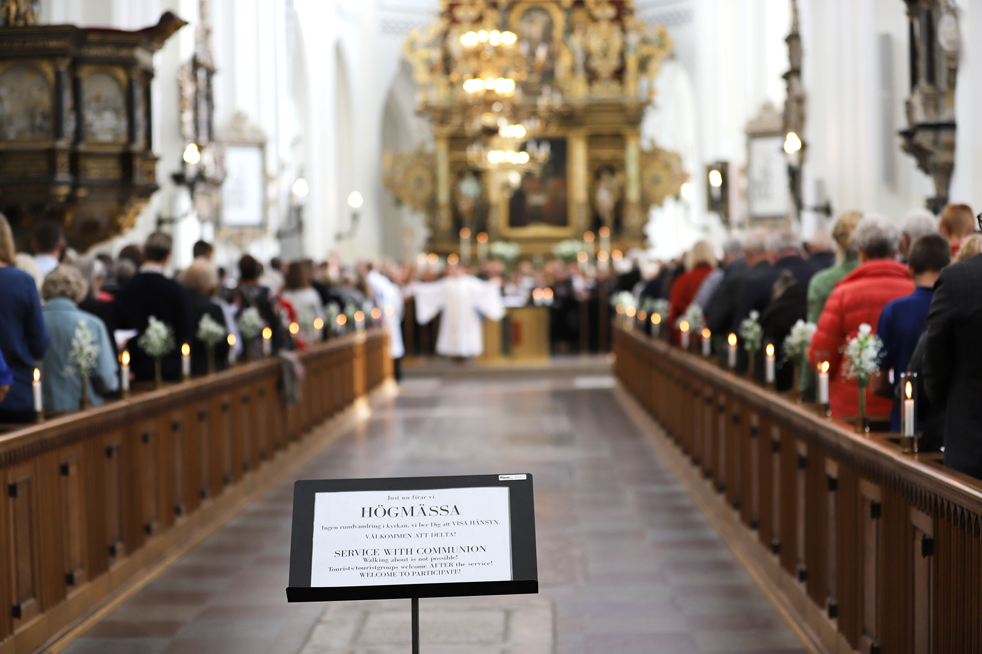 Högmässa i en fullsatt S:t Petri kyrka.
