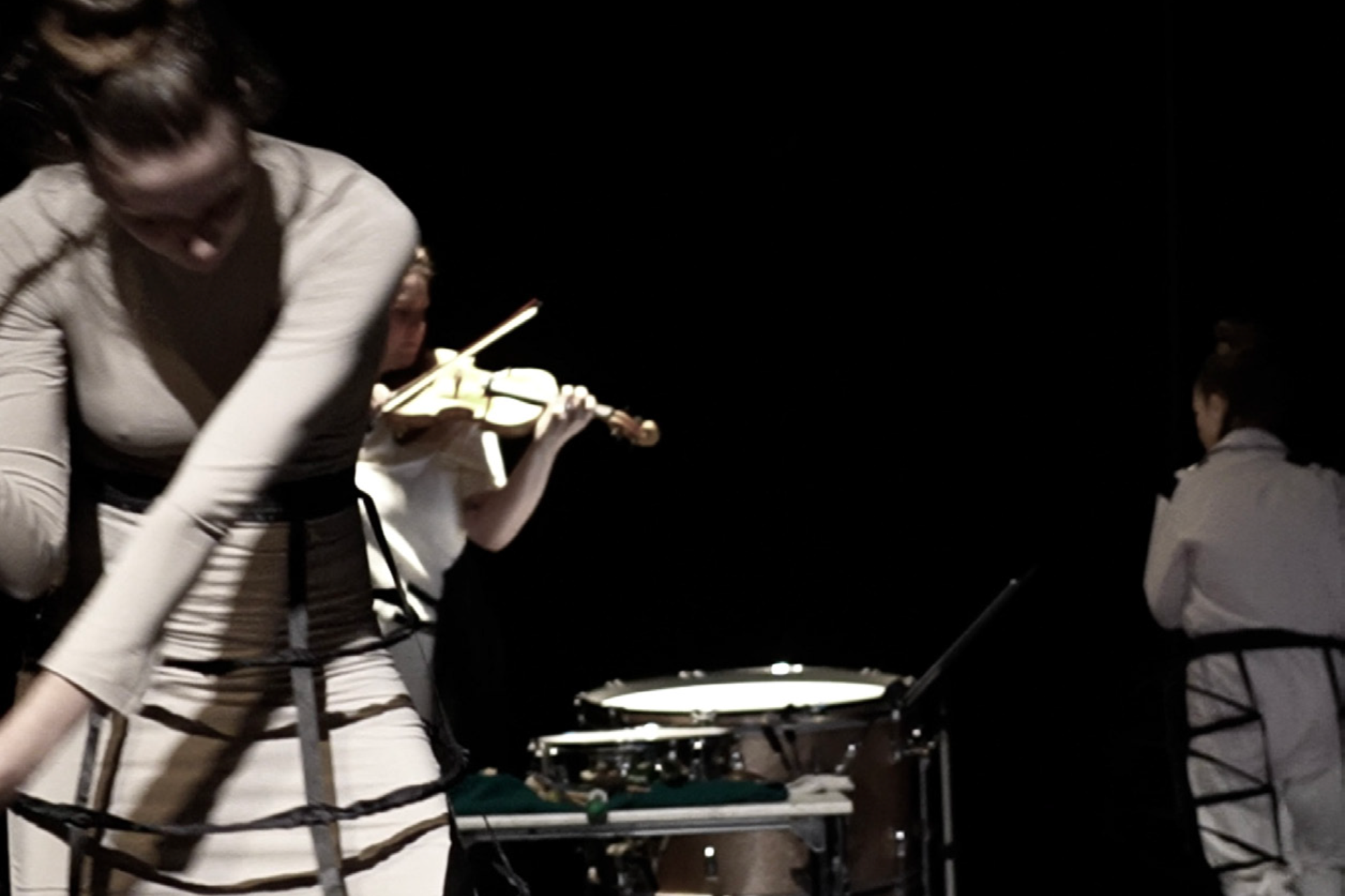 Konstnärlig bild av ett scenframträdande. Bild i svart och vitt.