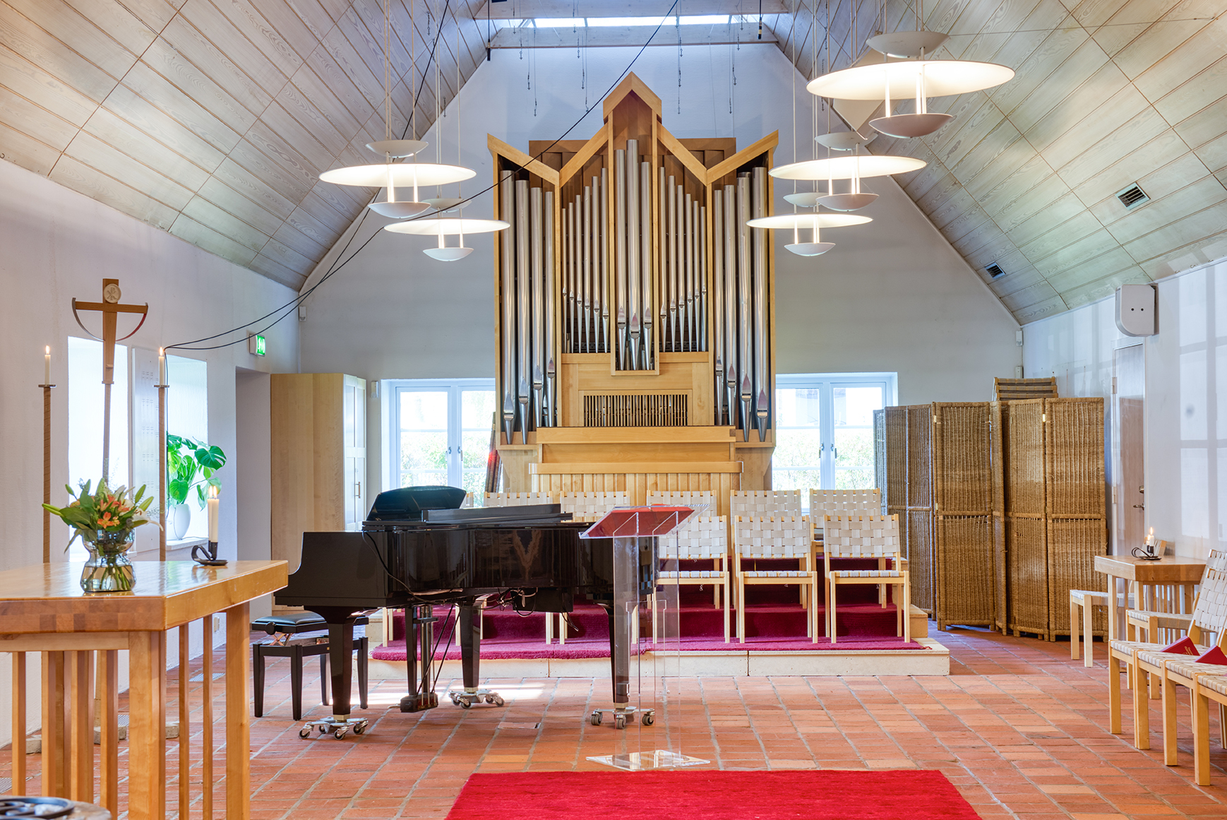 Kyrkorummet med altare, flygel och orgel i Hyllie kyrka