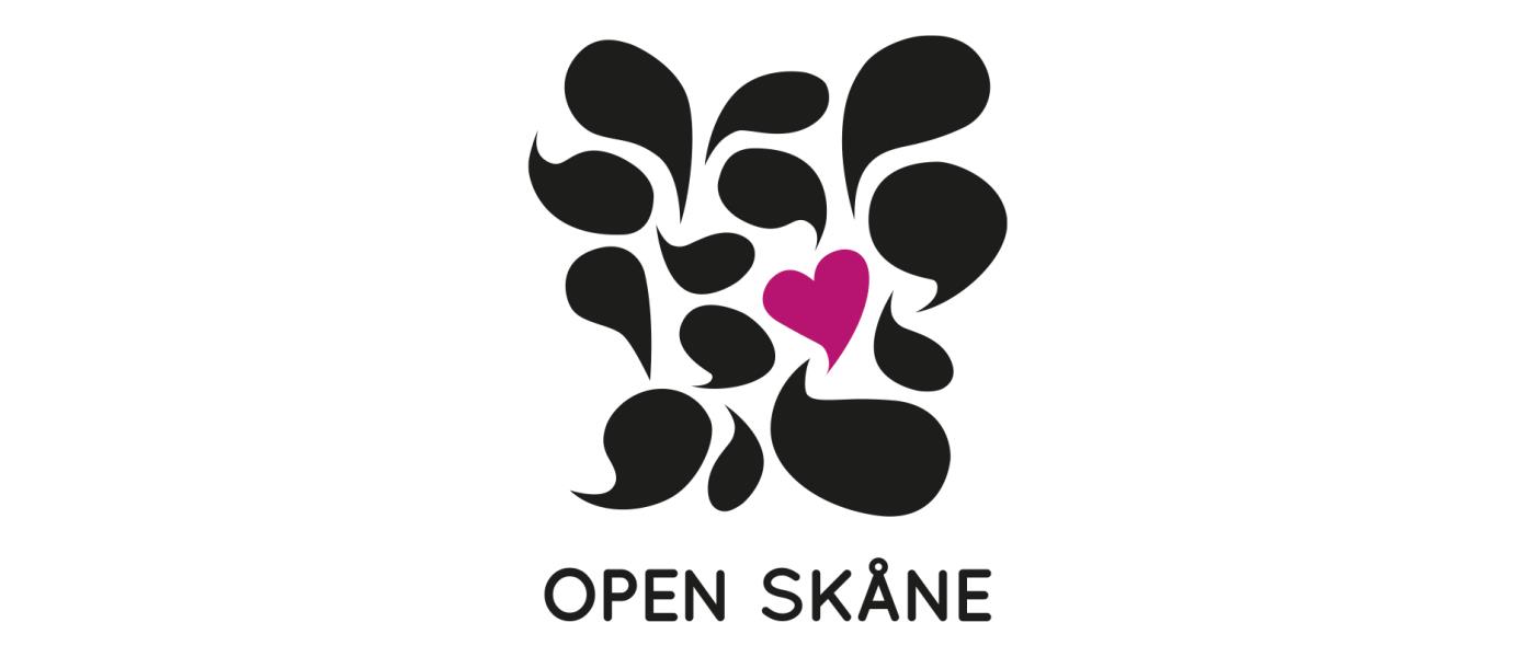 Logotyp. Svarta pratbubblor och ett rött hjärta formar Skåne. Texten Open Skåne under.