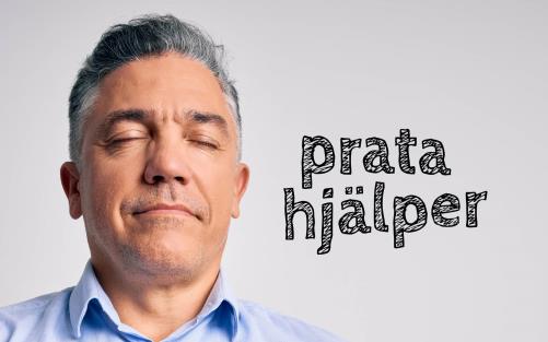 Man som blundar med grått hår, ljusblå skjorta.