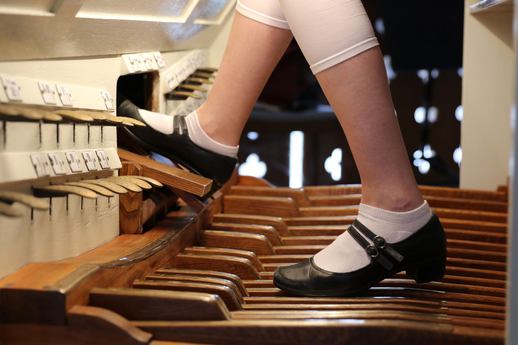 Fötter på orgelpedaler