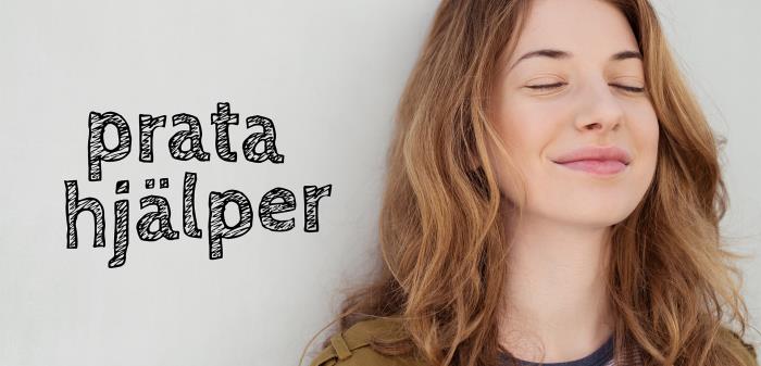 Ung kvinna blundar med ett nöjt ansiktsuttryck. Text Prata hjälper.