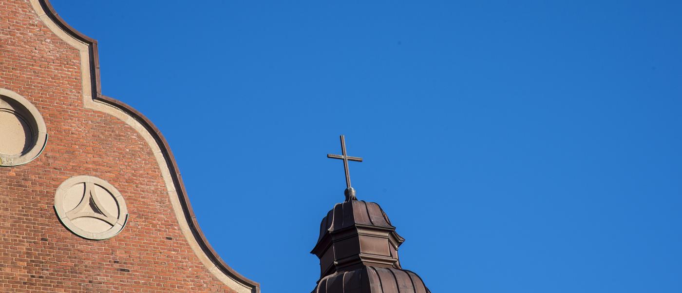 Kontur av kyrktak mot en blå himmel.