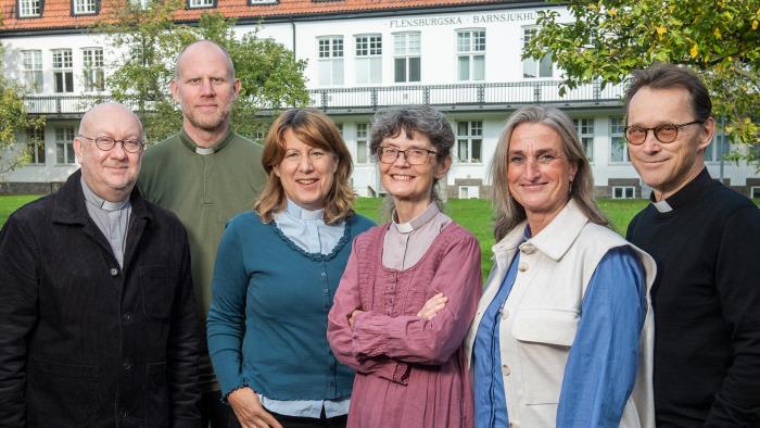 Gruppbild på personalen i Sjukhuskyrkan tagen en sommardag utomhus.