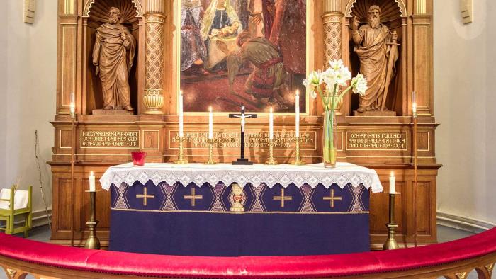 Altaruppsats, altare och altarring med röd sammet